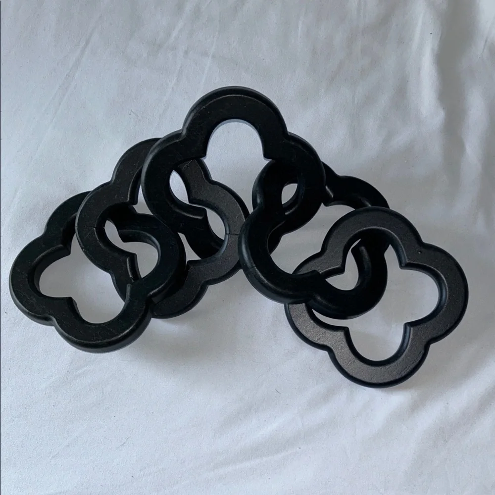 Pier 1 Matte Black Wood Rustic Clover Interlocking Chain Decor
